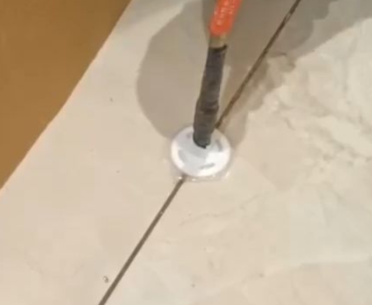 惠农瓷砖空鼓维修公司专业解答瓷砖在铺贴过程中，如果没有涂抹均匀到位的粘结材料（如水泥砂浆或瓷砖胶），可能会导致以下问题