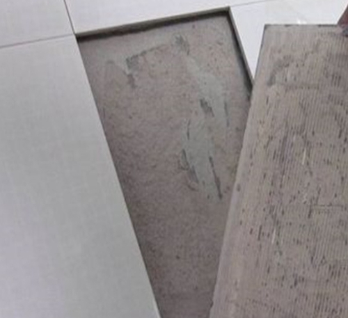 惠农瓷砖空鼓维修公司分享瓷砖铺贴时如果打浆（即涂抹在瓷砖背面和基层上的砂浆或瓷砖胶）过少，会带来以下问题